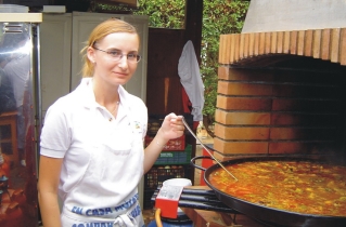 Prprava panielskeho nrodneho jedla na bze rye - paella