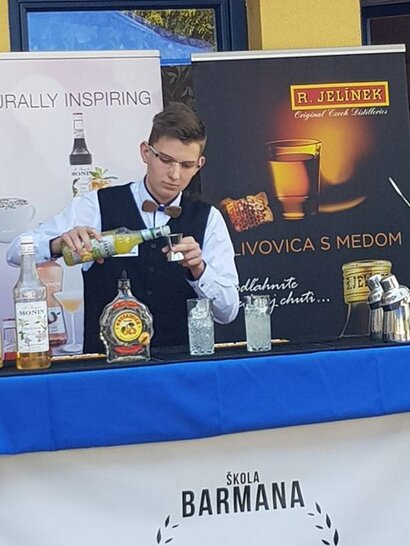 Trendy barový čašník 2018