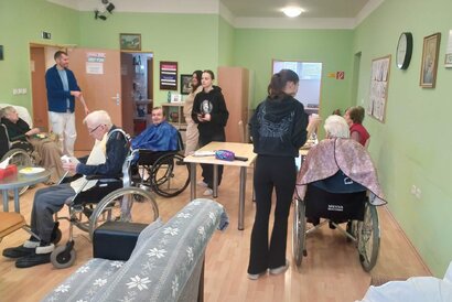 Študenti spríjemnili deň seniorom v Domove dôchodcov Bojnice