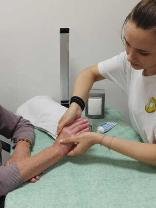 Mesiac dobrovoľníctva – mladí pre prievidzu - 10 masaz ruk