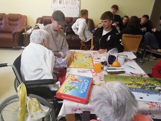 Dobrovoľníci z kaliny v domove dôchodcov - 03