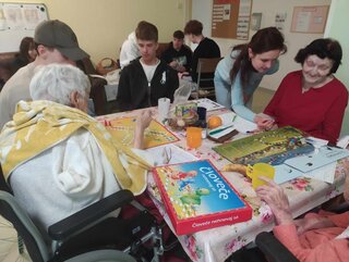 Dobrovoľníci z kaliny v domove dôchodcov - 08