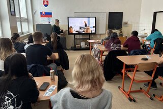 Zväčšiť fotografiu - Absolventka inšpirovala maturantov