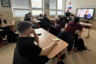 Zväčšiť fotografiu - Absolventka inšpirovala maturantov