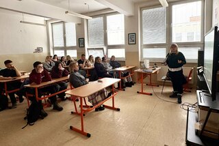 Zväčšiť fotografiu - Absolventka inšpirovala maturantov