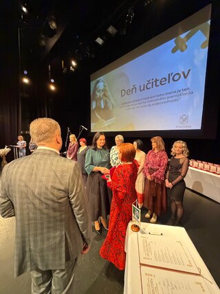 Zväčšiť fotografiu - Ocenenia pri príležitosti dňa učiteľov