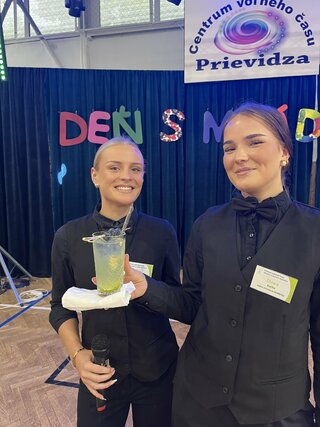 Zväčšiť fotografiu - Predstavenie našich odborov na dni s mládežou