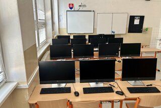 Zväčšiť fotografiu - Trieda informatiky