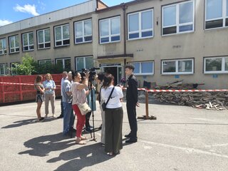 Zväčšiť fotografiu - Slávnostný začiatok rekonštrukcie školy