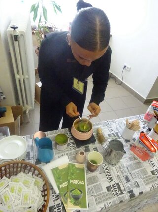 Zväčšiť fotografiu - Vo väznici ilava opäť privítali baristov: hlavnou hviezdou bol rituál matcha
