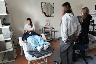 Zväčšiť fotografiu - Žiačky zš sa zoznámili s prácou v salóne krásy