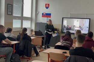 Zväčšiť fotografiu - Absolventka inšpirovala maturantov