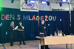 Zväčšiť fotografiu - Predstavenie našich odborov na dni s mládežou