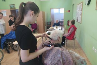 Zväčšiť fotografiu - Študenti spríjemnili deň seniorom v domove dôchodcov bojnice