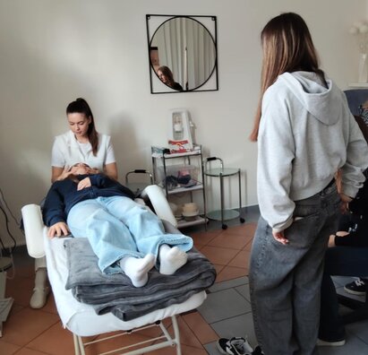 Žiačky ZŠ sa zoznámili s prácou v salóne krásy