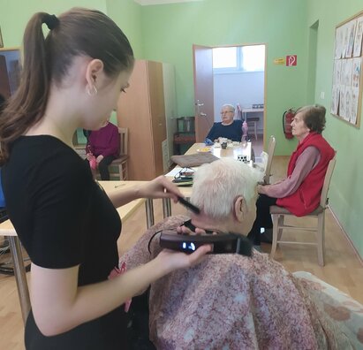 Študenti spríjemnili deň seniorom v Domove dôchodcov Bojnice