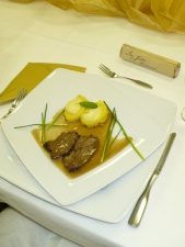 Peen srn chrbt na bobkovom liste a tymine, kukurin polenta